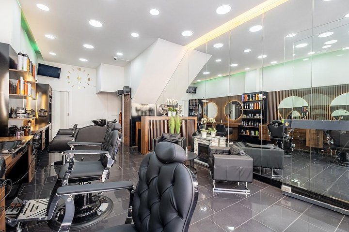 Der Salon im Weitwinkel: Stühle, Spiegel, Deckenbeleuchtung